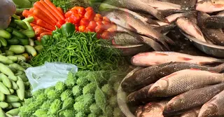 বাজারে হঠাৎ বেড়ে গেছে কাঁচামরিচ ও ইলিশের দাম